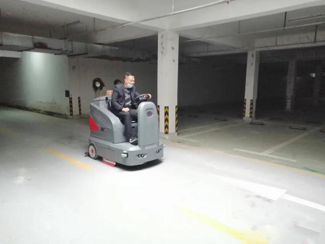 淄博小区物业保洁不用人力改用驾驶式洗地机了